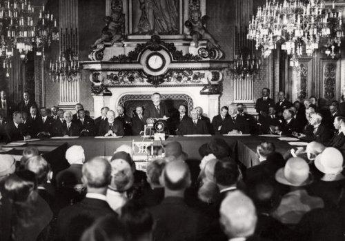 SIgning of the Kellog-Briand Pact 1928